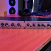 DBX 234XS hangváltó