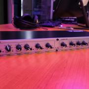 DBX 234XS hangváltó