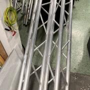 Traverz csavaros kötéssel, 7,2 méter (2,8+2x2,2) egyenes, és két idom