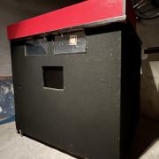 Masszív DJ pult kerekekkel, fénykapcsolóval monitorral