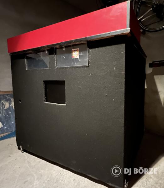 Masszív DJ pult kerekekkel, fénykapcsolóval monitorral