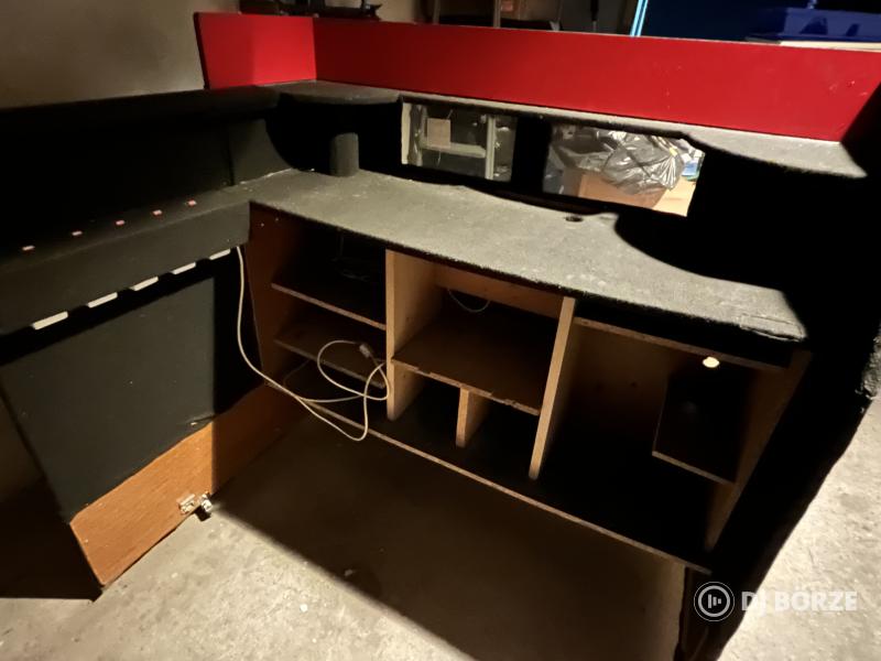 Masszív DJ pult kerekekkel, fénykapcsolóval monitorral