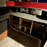 Masszív DJ pult kerekekkel, fénykapcsolóval monitorral