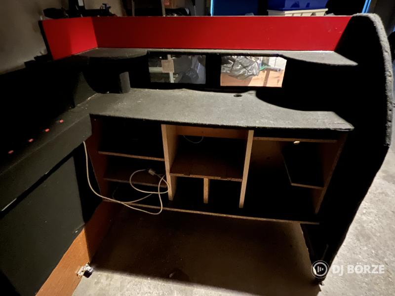 Masszív DJ pult kerekekkel, fénykapcsolóval monitorral