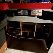 Masszív DJ pult kerekekkel, fénykapcsolóval monitorral