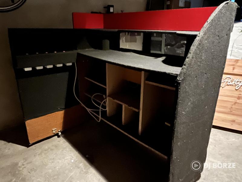 Masszív DJ pult kerekekkel, fénykapcsolóval monitorral