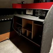 Masszív DJ pult kerekekkel, fénykapcsolóval monitorral