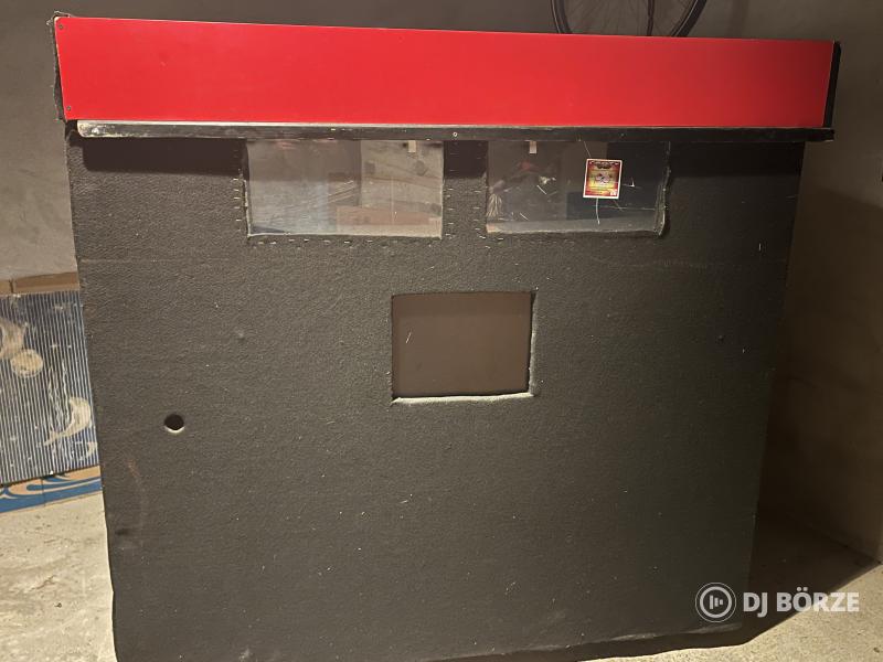 Masszív DJ pult kerekekkel, fénykapcsolóval monitorral