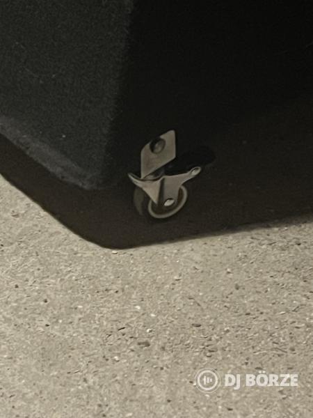 Masszív DJ pult kerekekkel, fénykapcsolóval monitorral