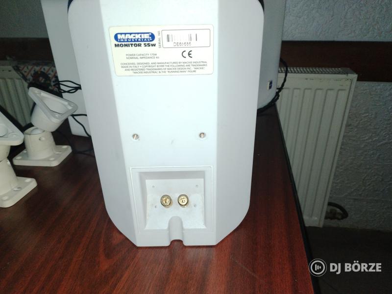 2 darab Nedis erősítő, 4 darab Mackie hangfal, keverő