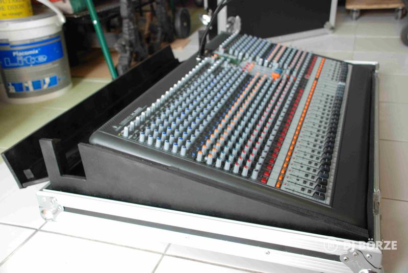 Behringer 32 csatornás keverőpult