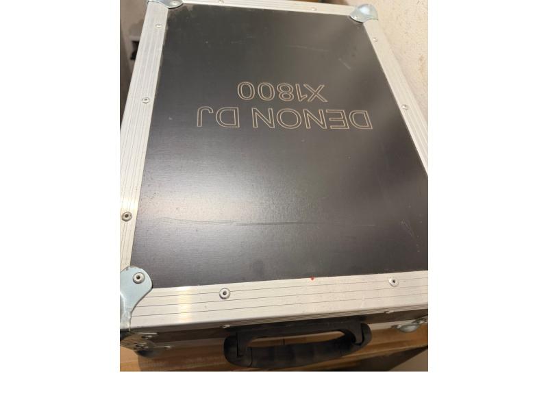 Eladó Rack Denon DJ X-1800