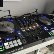 Native Instruments Traktor S3 Dj kontroller