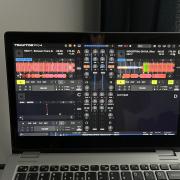 Native Instruments Traktor S3 Dj kontroller