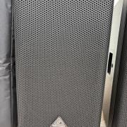 2db Behringer DR112DSP aktív hangfal, védőtokkal együtt