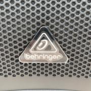 2db Behringer DR112DSP aktív hangfal, védőtokkal együtt