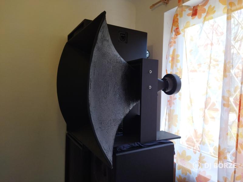 JBL 2365-ös típusú közép-magas sugàrzó tölcsérek.