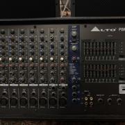 Komplett PA szett: Alto PBM 8.250 keverő-erősítő + 2db JBL EON 300 15"passzív hangfal + tokok.